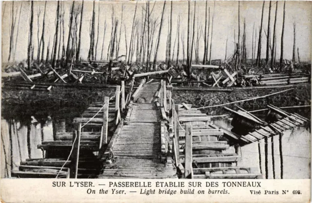 CPA MILITAIRE Sur L'Yser-Passerelle Etablie sur des Tonneaux (317158)