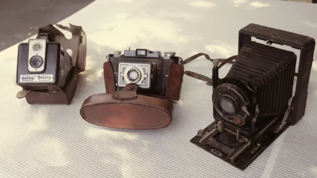 Lot d de 3 appareils photos anciens dont un à soufflet..Kodak/Roussel