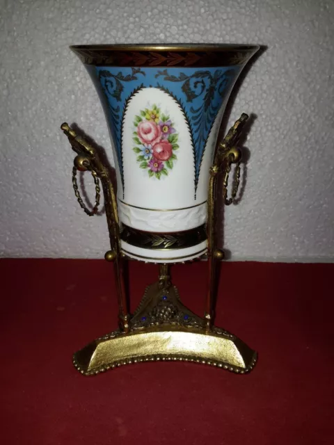Vase en porcelaine allemande à décor florale et piètement en laiton