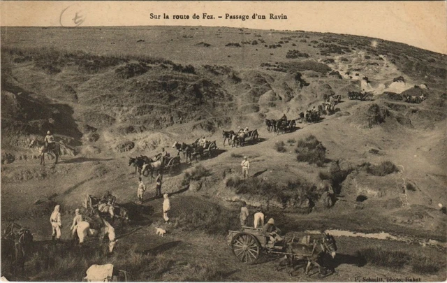 CPA AK Sur la Route de FEZ - Passage d'un Ravin MAROC (669379)