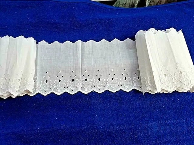 Ältere weiße Baumwolle Spitzenborte/Bordüre240x12cm, auch für Puppenkleider, neu