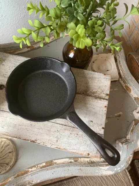 Small Unmarked Cast Iron Skillet, Farmhouse Primitive Rustic Cabin Country
