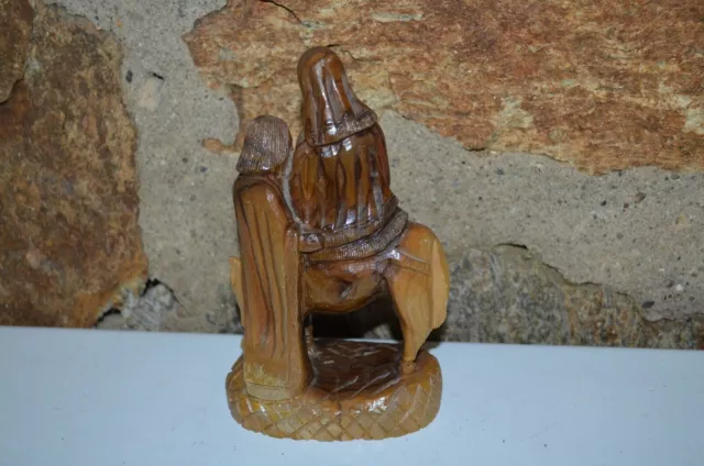 Krippenfigur Maria mit Josef und Jesuskind auf einem Esel aus einem Stück Holz 3