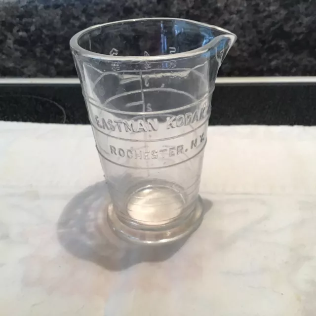 Vaso de vidrio de medición fotográfico vintage Eastman Kodak Co 4 oz Rochester Nueva York