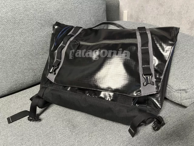 NEU! Patagonia Black Hole Mini Messenger Bag 12L schwarz, NEU !