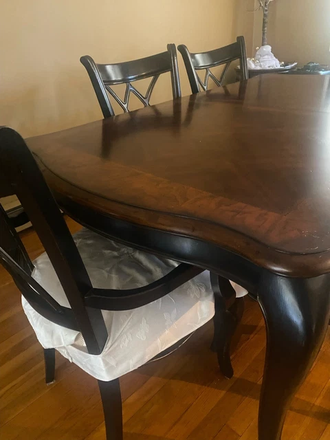 Reduced , Hardly Used.   Dining room set 9 pieces including custom pads