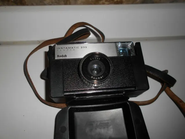 Ancien appareil photo argentique KODAK Instamatic 233 dans son étui