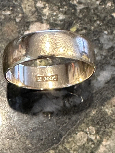 18k gold wedding band preowned  J.R. Woods & Sons