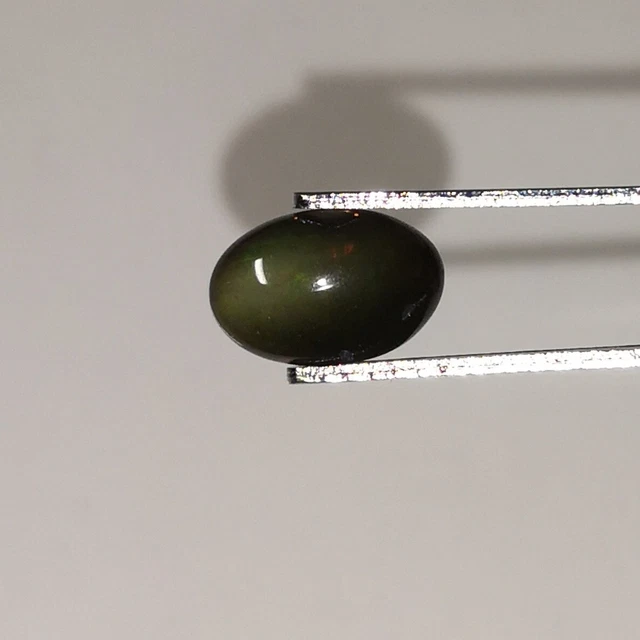 Opale noire traitée d'Ethiopie - Cabochon ovale 1.14 Carat