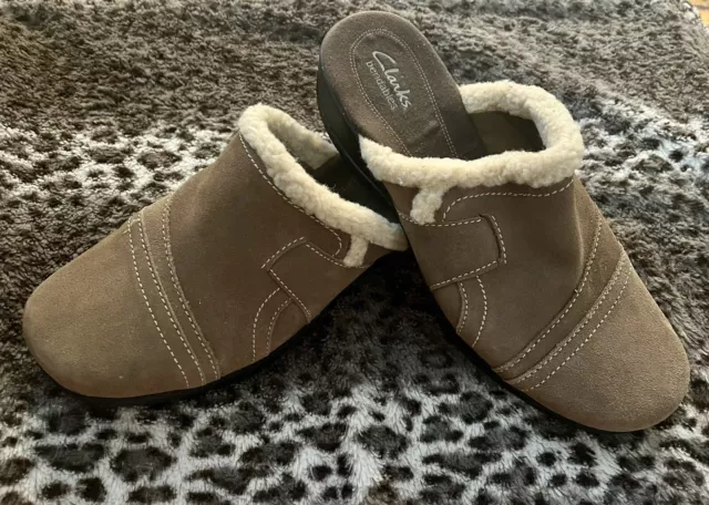 Clarks Bendables Womens Faux Fur Mule Clogs Slip On Shoes size 9 W Brown Suede