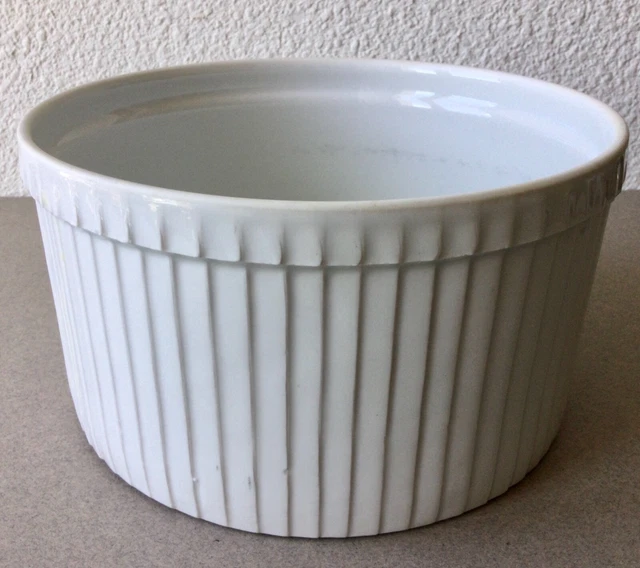 PLAT rond et haut ,à SOUFFLÉ en PORCELAINE BLANCHE de  PILLIVUYT. Cannelé