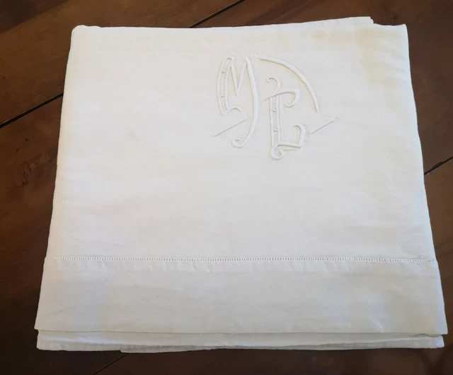 Beau drap ancien brodé main de fleurs et monogrammé ML en coton 1,9 m X