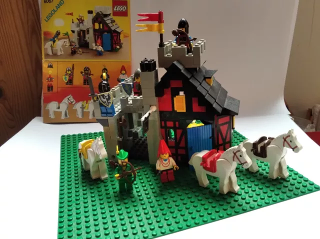 Lego Ritterburg 6067 komplett mit 5 Spielfiguren + 3 Pferde; und Bauanleitung!