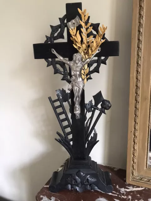 Crucifix sur socle en bois noir style Napoléon III