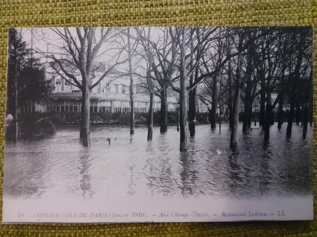  Große Flut von Paris, Januar 1910, auf dem Champs Elysees Restaurant Ledoyen. LL
