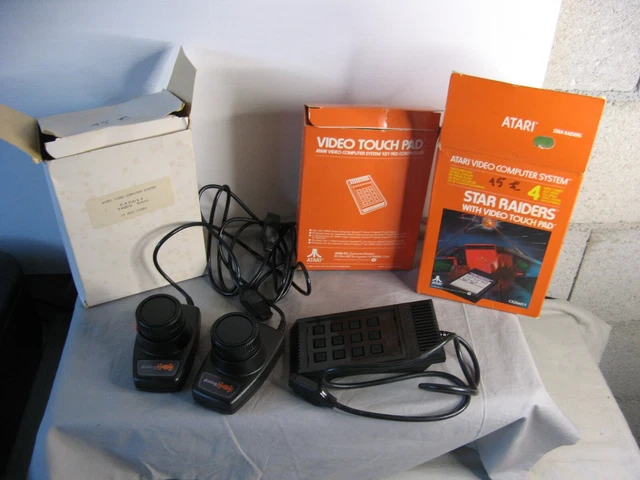 Lot Sympa pour ATARI 2 manettes Driving et un Touch Pad de 1982