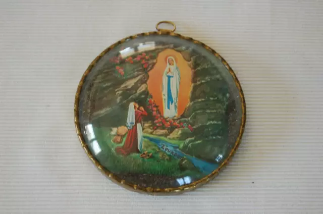 Cadre en verre bombé religieux , souvenir de Lourdes 9.2 cm