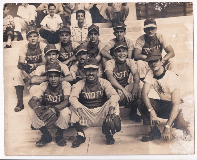 VINTAGE CUBAN CMQ TV HAPPY SOFTBALL TEAM MEMBERS CUBA 1950s ORIG Photo Y J 355