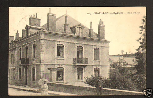 CHATILLON-en-BAZOIS (58) VILLAS / Rue D'ARON animée en 1928