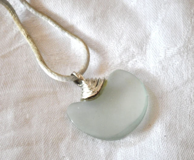 Pendentif DAUM En Pâte De Verre - Motif Rose, Coloris Vert/violet/jaune, Numéroté 726/3 (1999) - Occasion