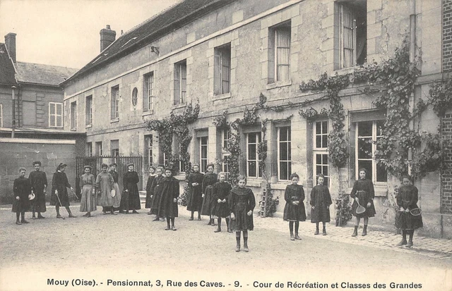 Cpa 60 Mouy Boarding School 3 Rue Des Caves Cur De Recreation Et Classes Des Grandes