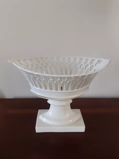 IMPORTANTE COUPE NAVETTE AJOUREE SUR PIED, porcelaine blanche, fin 19e. H 26 cm