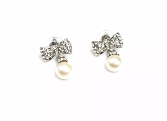 BO79 - Boucles d'Oreilles Noeud Ruban Métal Argenté, Strass et Perle Ecru