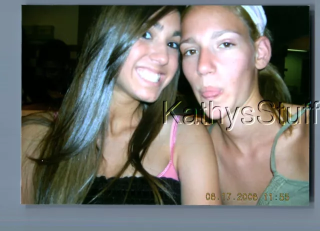 Found Color Photo U+5102 Pretty Women Posed Together