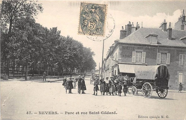CPA 58 NEVERS PARC ET RUE SAINT GILDARD (belle cpa animée