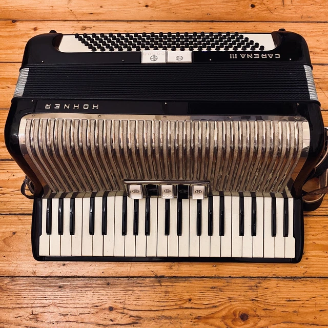 Hohner Carena III 120 bass accordion