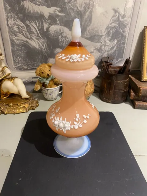 Grande Bonbonnière en Opaline Rose sur Pied avec relief de rose blanche en décor