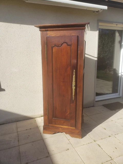 Armoire ancienne en bois avec portes vitrées