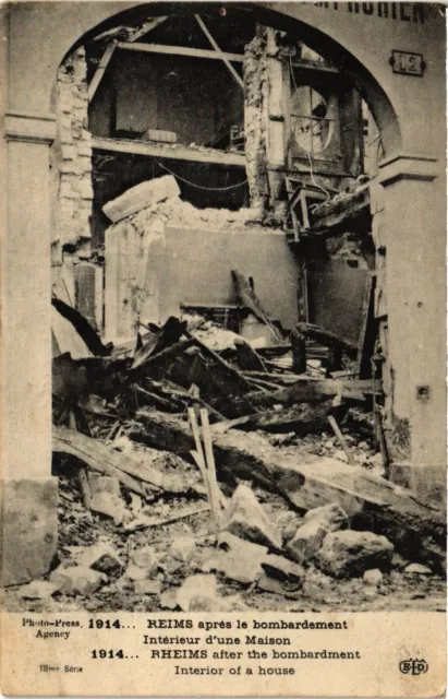 CPA MILITAIRE Reims aprés le bombardement, Intérieur d'une Maison (315923)