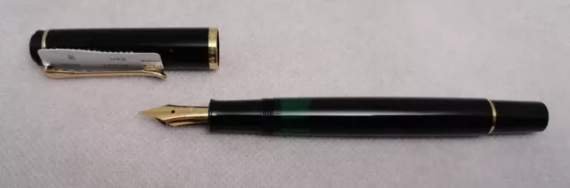 P050 - Pelikan - M200 Kolbenfüllhalter - Schwarz vergoldete Feder M - NEU