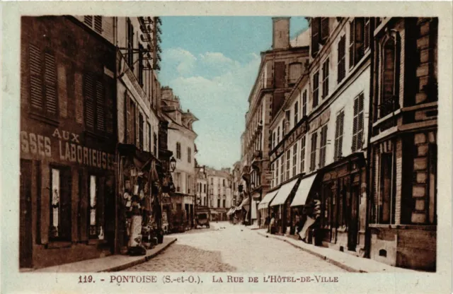 CPA PONTOISE - La Rue de L'Hotel-de-VILLE (380723)