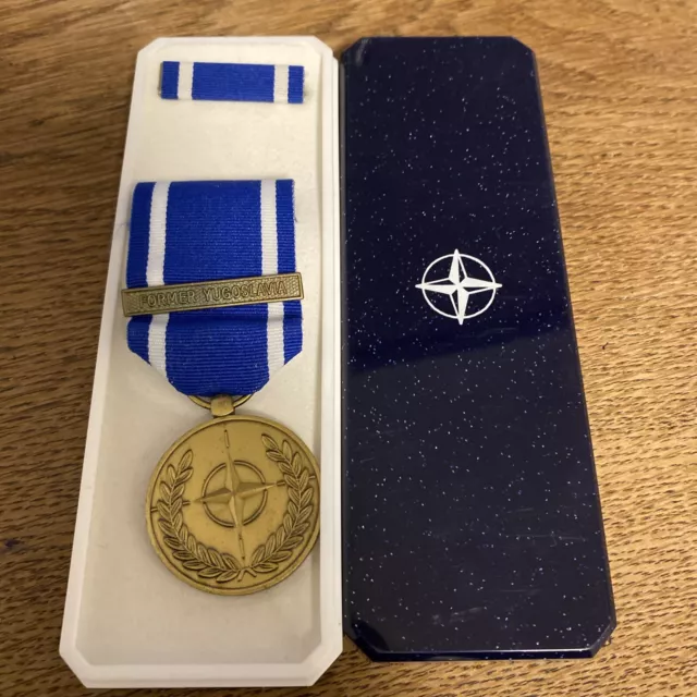 NATO Orden  Einsatzmedaille der Bundeswehr  mit Etui und Bandspange BW113