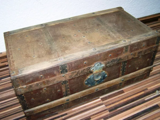 Schöne alte Holzkiste mit Metallbeschlag, Schatzkiste, seltene Größe