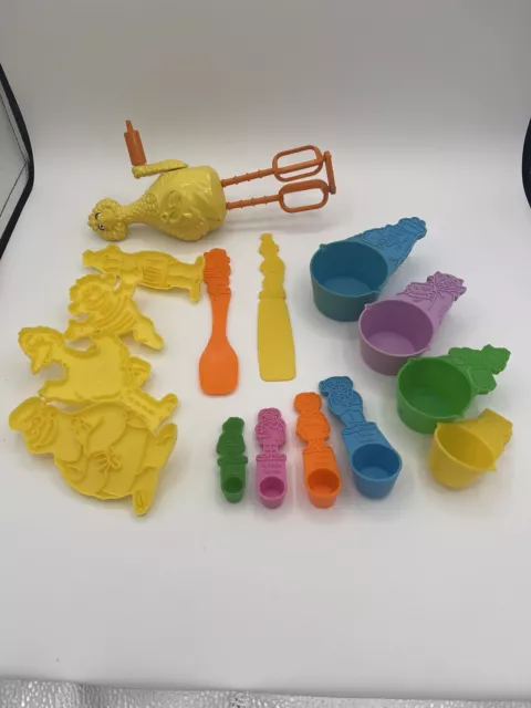 RARE VINTAGE SESAME STREET 1978 WILTON BAKE SET BIG BIRD MIXER & Cookie Cutters