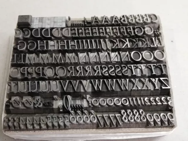 Alte Bleischrift, 24p, kursiv, Großbuchstaben und Ziffern