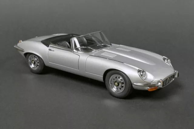 AUTOart - Jaguar E-Type Roadster Series III V12 - silber - 1:18