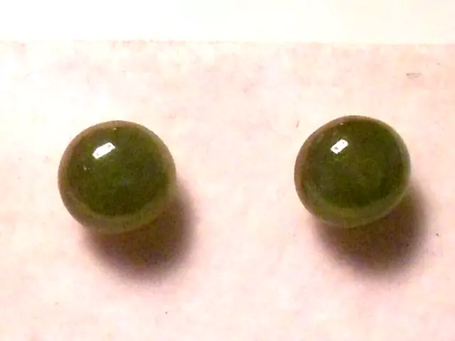 Dunkelgrüne Jade Ohrstecker, massiv 14k Gelbgold.