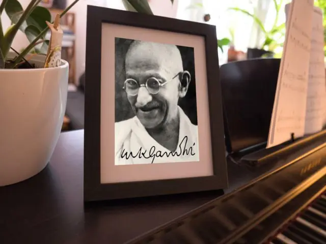 Repro-Autogramm - Mahatma Ghandi - 11,4 x 14,3cm 3