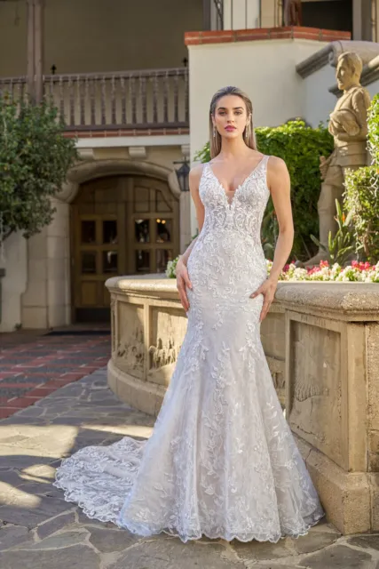 Sexy Wedding Dress Dramatic Lace Mermaid Gown with V-Tank Bodice and Cathedral T