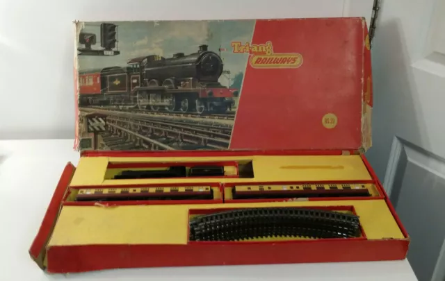 Triang RS 29 Train Set, Class B12 Loco 4-6-0 BR 61572 & 2 Coaches