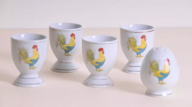 Lot de 4 coquetiers et la salière en porcelaine décor coq