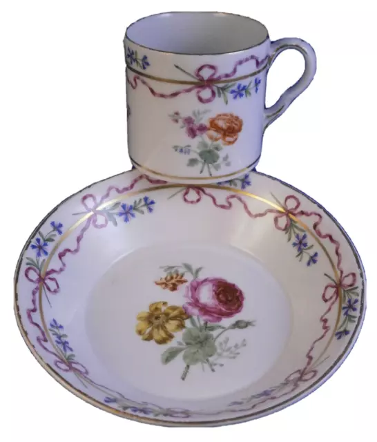 Taza floral y platillo antigua de porcelana real de Viena del siglo XVIII taza de porcelana Viena