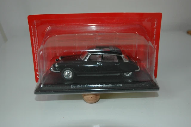 2 Voitures Atlas 1/43 Citroën DS 19 Général De Gaulle Et DS 21, Avec Magazines