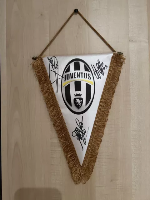 Gagliardetto ufficiale 2011 AUTOGRAFATO da Del piero, Pirlo e Buffon - PENNANT