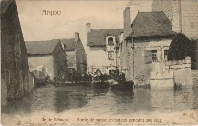 CPA Ile de BÉHUARD - Sortie de Messe en bateau pendant une crue (127523)