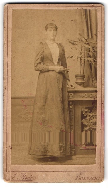 Fotografie A. Bode, Friesack, Junge Dame stehend mit Buch CDV /Kabinett-Foto